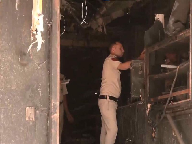 Image from: Delhi Malviya Nagar fire: Arrested hotel cook brought to incident site