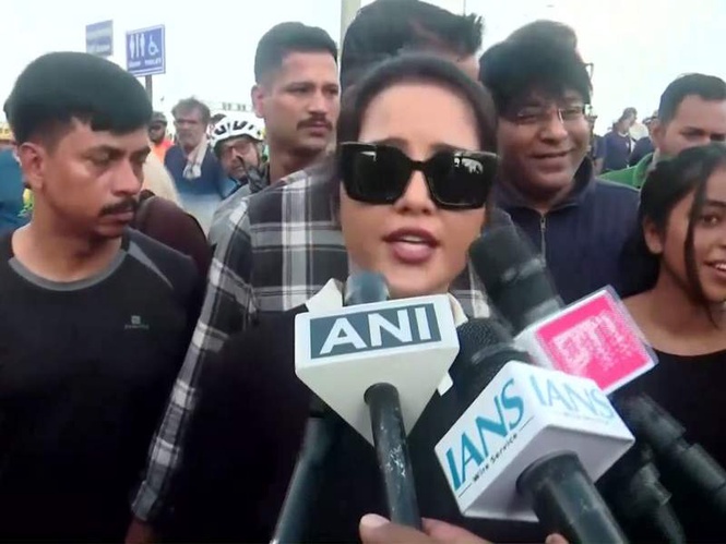 Image from: Amruta Fadnavis, Jackie Shroff take part in 'Sundays on Cycle' initiative