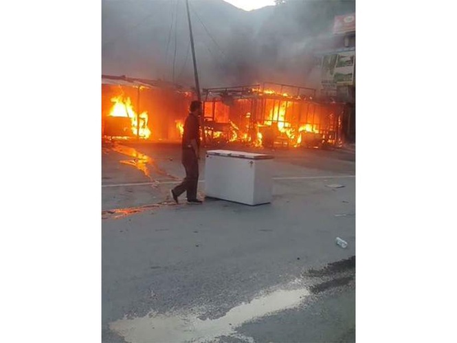 Image from: J-K: Massive fire engulfs 12 shops in Poonch's Bufliaz sector