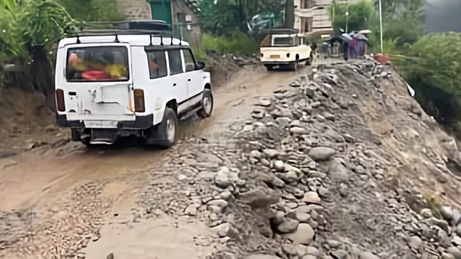 Image from: Outrage as PWD proposes handing over Kullu-Manali left bank road to BRO
