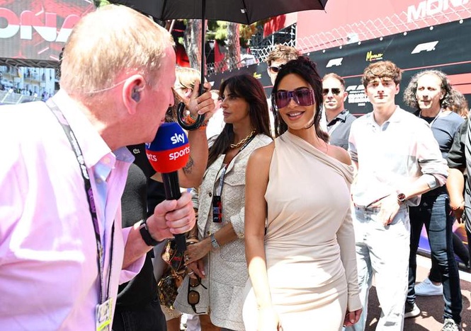 Image from: Kim Kardashian ignoring Martin Brundle at Monaco GP has fans angry after Lewis Hamilton podium