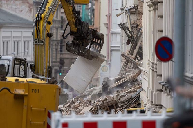 Image from: Two arrested after deadly building collapse in eastern Germany