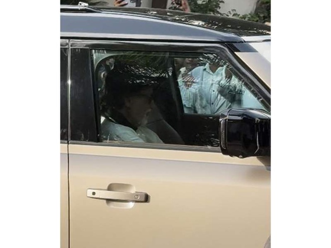 Image from: Amitabh Bachchan goes on a solo car drive after Sunday darshan