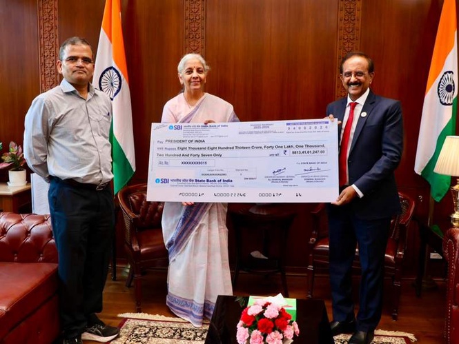 Image from: SBI hands over Rs 8,813 cr dividend cheque to govt for FY26
