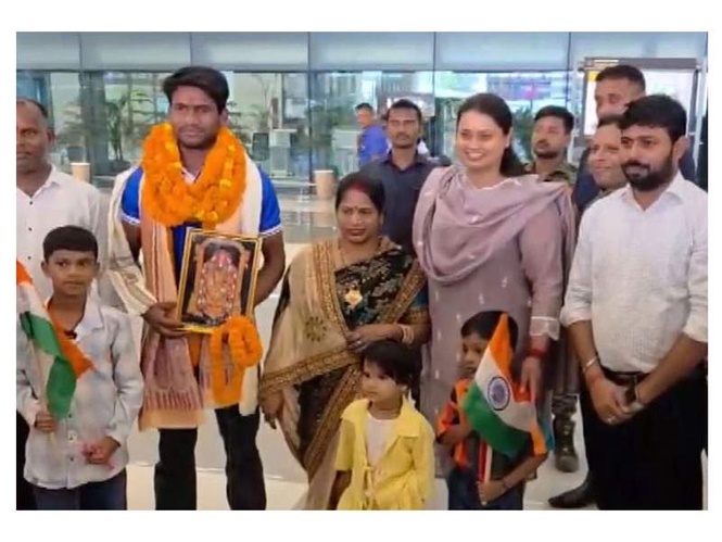 Image from: Bihar Sports Minister Shreyasi Singh felicitates Hockey U-18 Asia Cup gold medalist Sawan Kumar