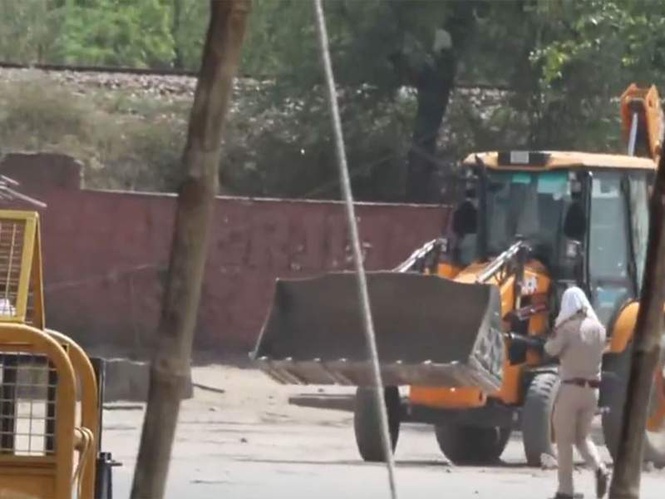 Image from: Police maintain vigil in Jaipur as Jaipur Development Authority continues anti-encroachment drive