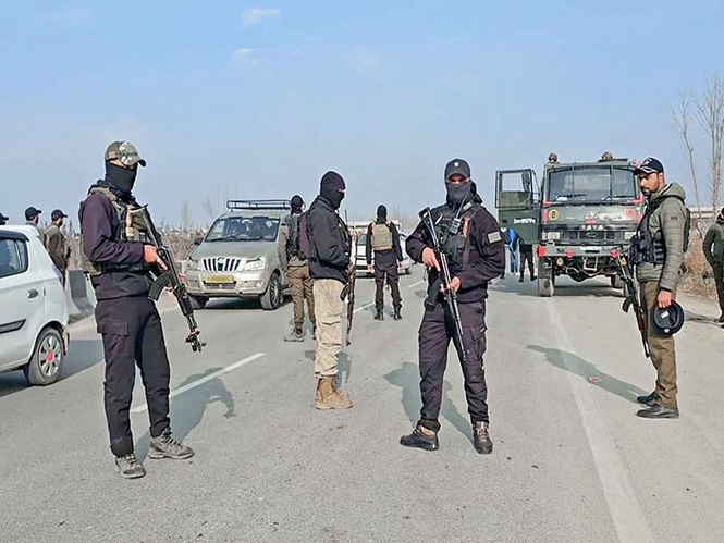 Image from: Baramulla Police, 52 RR recover foreign-made pistols, ammunition in joint operation