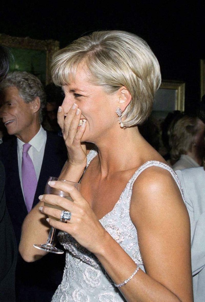 Image from: Diana's cheeky postcard revealed as intimate letters head to auction