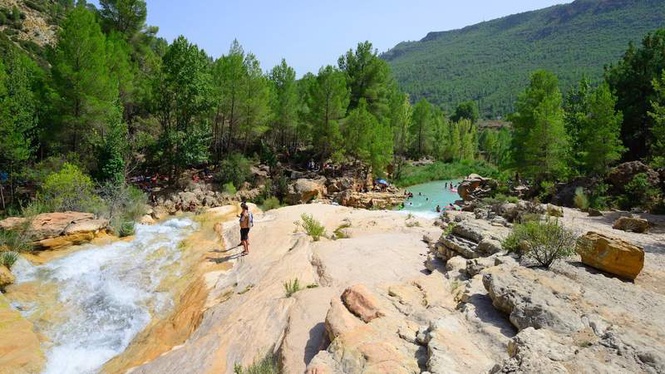 Image from: In Spain, the 6 most beautiful natural swimming pools in Andalusia (with breathtaking scenery)