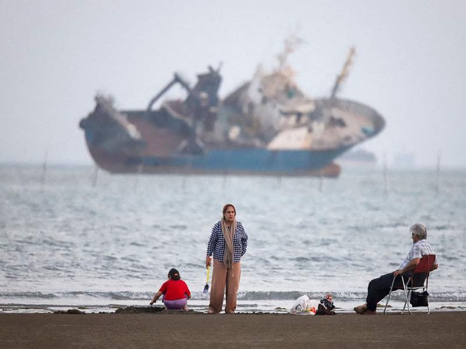 Image from: Cargo vessel exchanges fire with armed craft southwest of Yemen: UKMTO