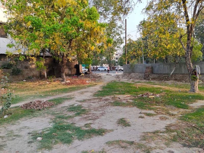 Image from: Damaged boundary wall turns Karnal’s Sector-13 green belt into open defecation site