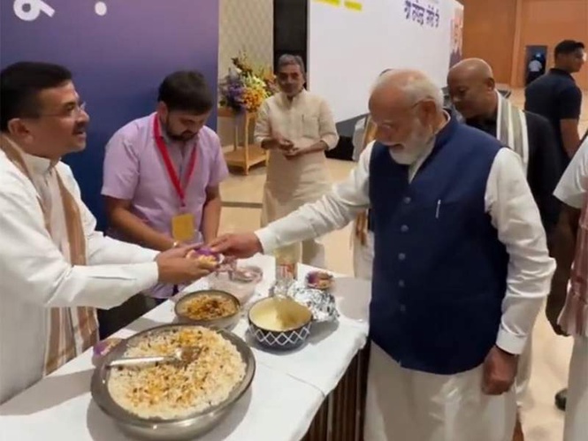 Image from: PM Modi shares jhalmuri with NDA leaders as alliance congratulates him on record tenure