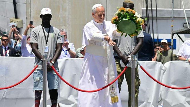 Image from: Pope casts flowers in sea in tribute to drowned migrants during Canary Islands visit