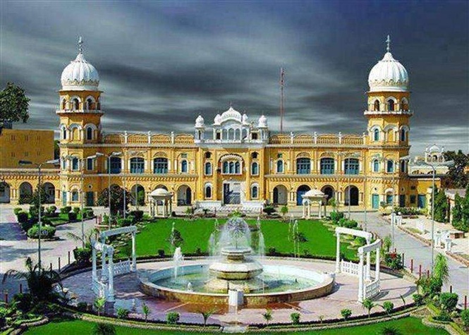 Image from: Spiritual bonhomie: Golden ‘palki’ sent to Pakistan’s Nankana Sahib via Attari-Wagah border