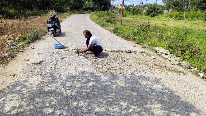 Image from: Indora mason repairs neglected road stretch from own pocket