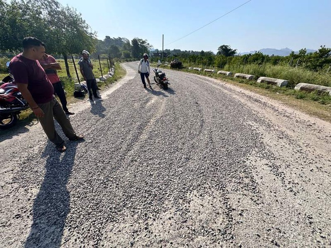 Image from: Overloaded vehicles turn Jaisinghpur roads into death traps