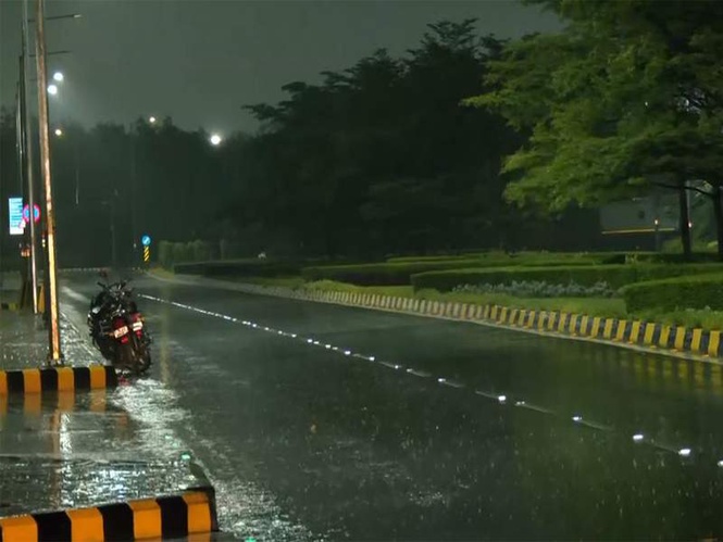 Image from: Delhi lashed by heavy rain; IMD issues red alert for thunderstorms, strong winds at 90 kmph