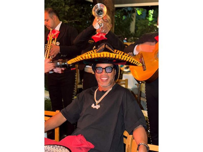 Image from: “This cup gonna be way too awesome”: Ronaldinho attends Mexico-SA FIFA WC opener