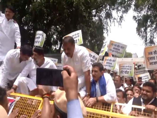 Image from: Congress protests in Delhi over rejection of Meenakshi Natarajan's Rajya Sabha nomination; leaders stopped near 24 Akbar Road