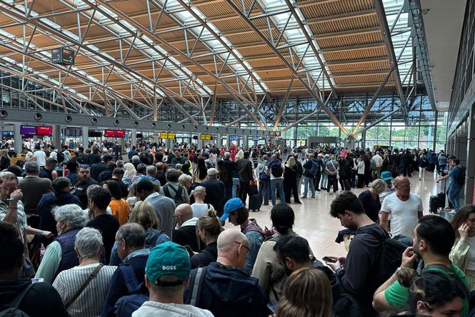 Image from: Security area at Hamburg Airport evacuated due to 'police incident'