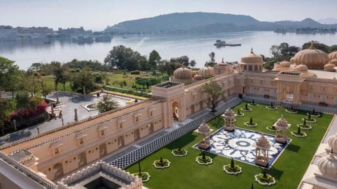 Image from: In India, this stunning hotel nestled on the banks of a lake is one of the most beautiful hotels in Udaipur (it’s perfect to feel like royalty!)