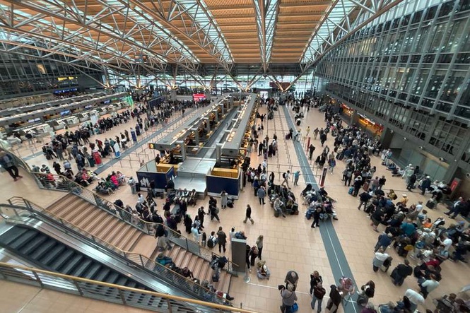Image from: Security area at Hamburg Airport reopens after 'police incident'