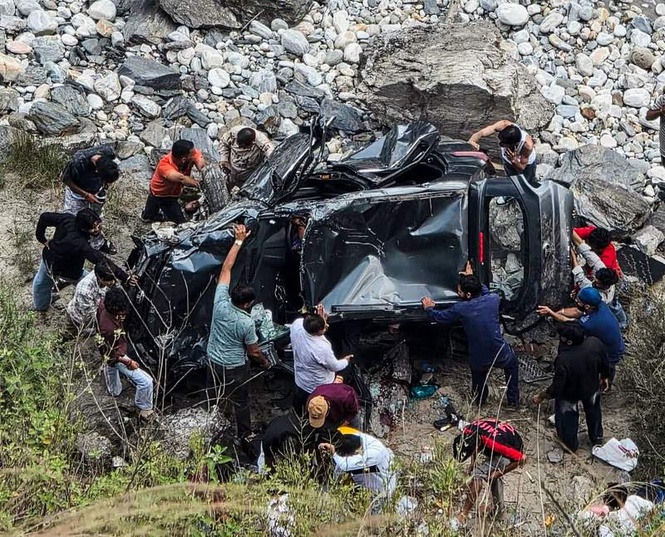 Image from: 2 Punjab tourists killed, 3 injured in road accident near Manikaran in Himachal’s Kullu