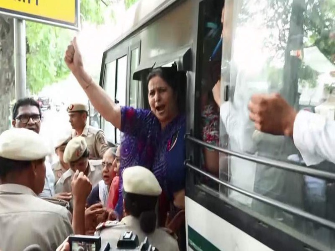 Image from: Police detain Congress workers protesting outside ECI over Meenakshi Natarajan's plea rejection from SC