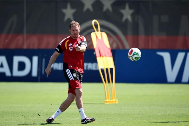 Image from: Nagelsmann cools off under a sprinkler as German training gets hot
