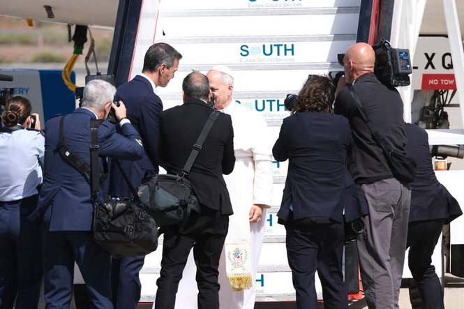 Image from: Pope's plane grounded in Spain due to technical issue