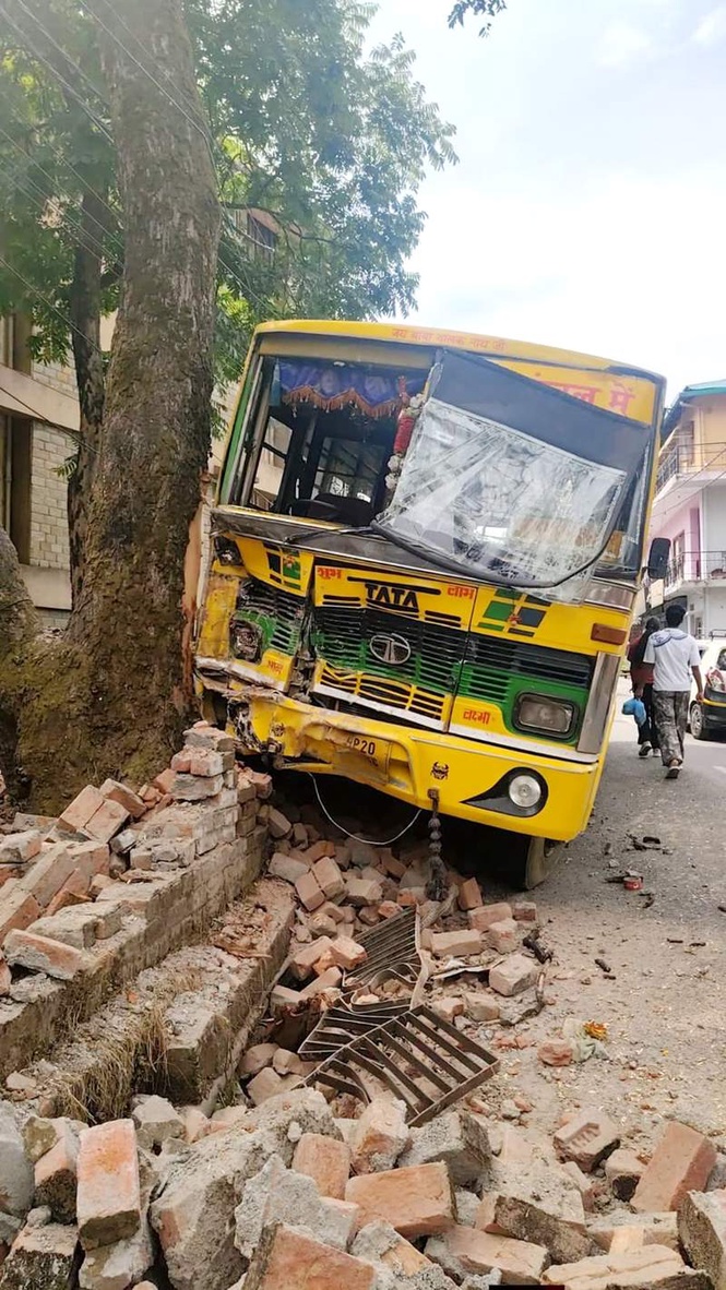 Image from: 18 injured as private bus collides with goods carrier in Dharamsala
