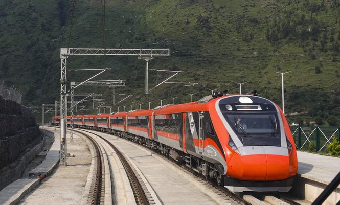Image from: Absence of coach indicators troubles Vande Bharat travellers in Srinagar
