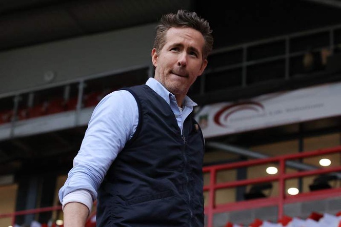 Image from: Ryan Reynolds and Mike Myers have opted for very different outfits at Canada vs Bosnia