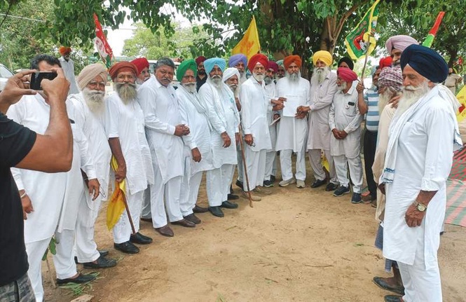 Image from: Khemkaran MLA extends support as protesting farmers seek reopening of sugar mill