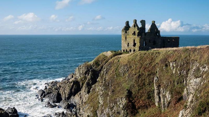 Image from: In Scotland, this hike on a cliff leads you to a little-known 12th-century magnificent castle (it’s completely off the beaten path!)