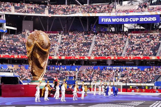 Image from: How the WC crowd reacted to Iran flag during USA vs. Paraguay opening ceremony