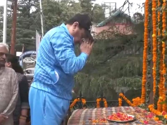 Image from: Nadda cleans Ambedkar statue in Shimla, hails Swachh Bharat Calls cleanliness a mass movement, urges public participation