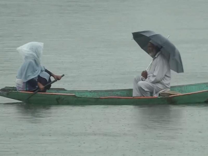 Image from: Srinagar sees light rain over Dal Lake as IMD forecasts continued rain, thunderstorms