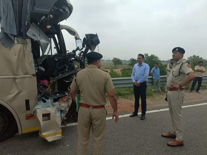 Image from: Two killed, 16 hurt in bus-truck collision near Mahendragarh