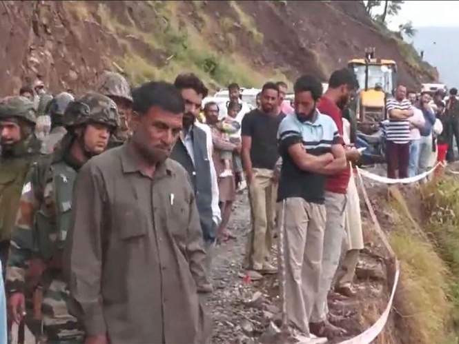 Image from: Hundreds of vehicles stranded due to massive landslide in Poonch district; BRO restores NH-144 after 5-hour halt