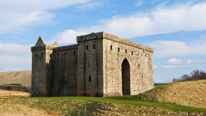 Image from: In Scotland, this gorgeous castle has withstood the test of time, and of great battles (it dates back to 1240!)