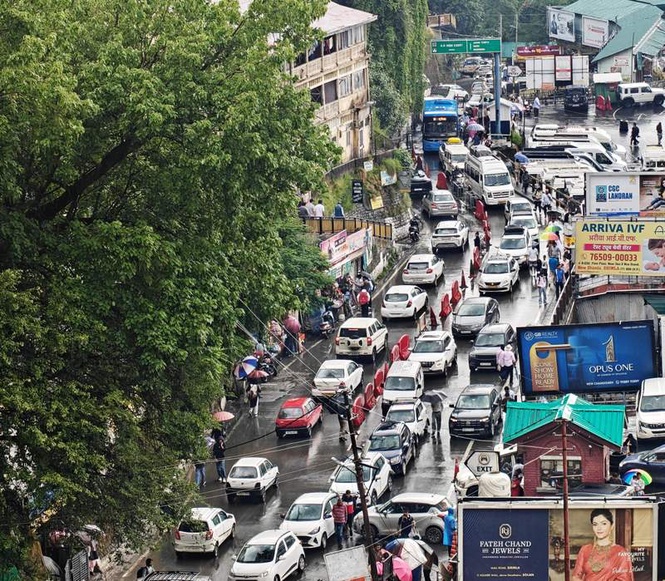 Image from: Shimla choked: Tourist surge triggers massive traffic jams as over 11 lakh vehicles enter in 1.5 months