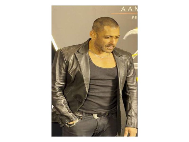 Image from: Salman Khan makes cool entry at Aamir Khan's event, surprises everyone with his bold haircut