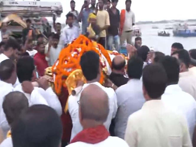 Image from: Shooting legend Jaspal Rana’s last rites performed at Manikarnika Ghat in Varanasi