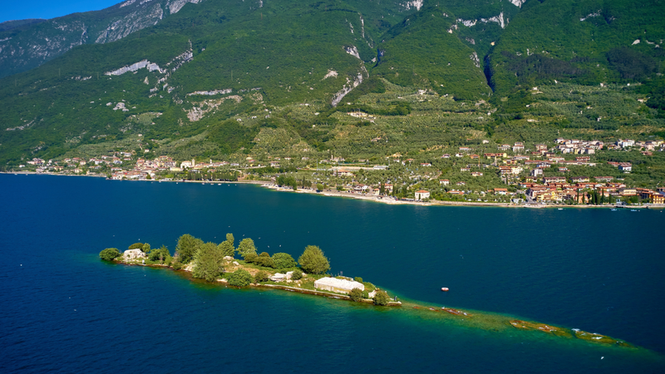 Image from: In Italy, this tiny island on Lake Garda is a rare witness to Italian history since the 10th century (it’s home to ruins from WW2!)