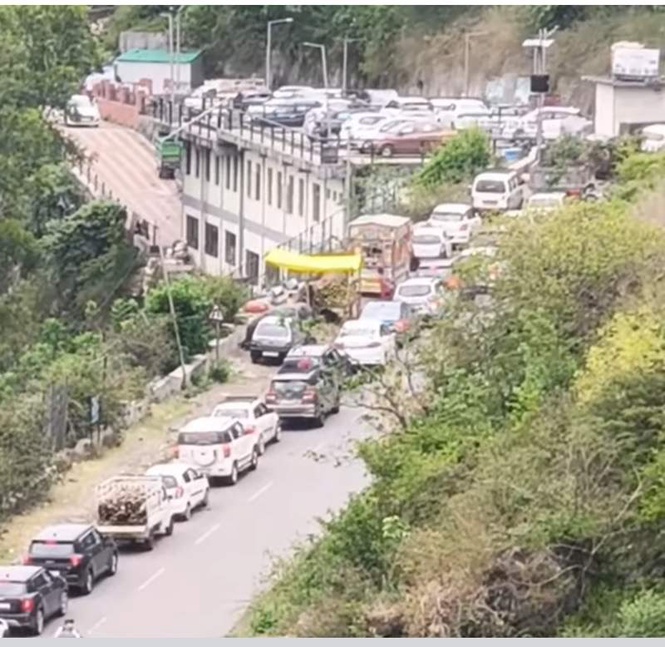 Image from: Day-long traffic jam on Pathankot-Mandi highway revives demand for Baijnath bypass
