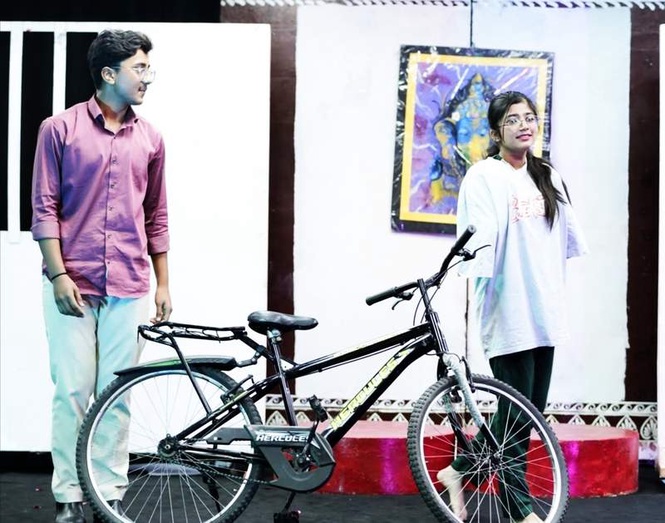 Image from: Hindi play ’Aisi Hoti Hain Ladkiyan’ receives standing ovation in Patiala