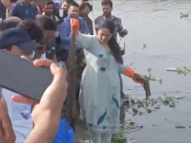 Image from: Delhi CM Rekha Gupta and senior leaders participate in the 'Maa Yamuna Riverbank Cleanliness drive'