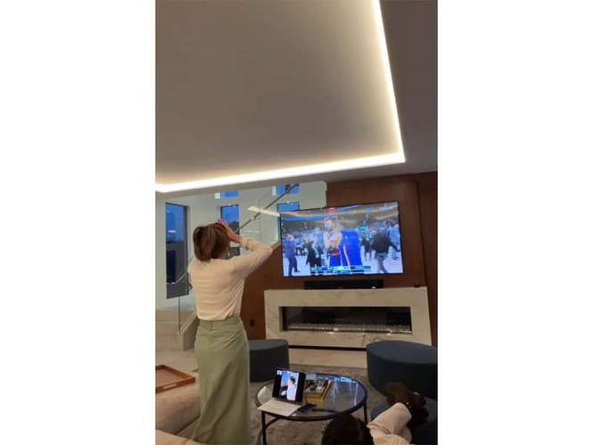 Image from: Jennifer Lopez celebrates New York Knicks' historic NBA championship win after 53 years