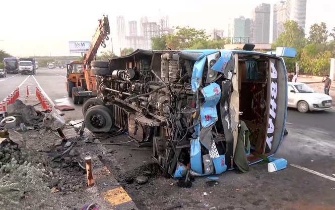Image from: Bus overturns in Noida, 17 passengers hurt